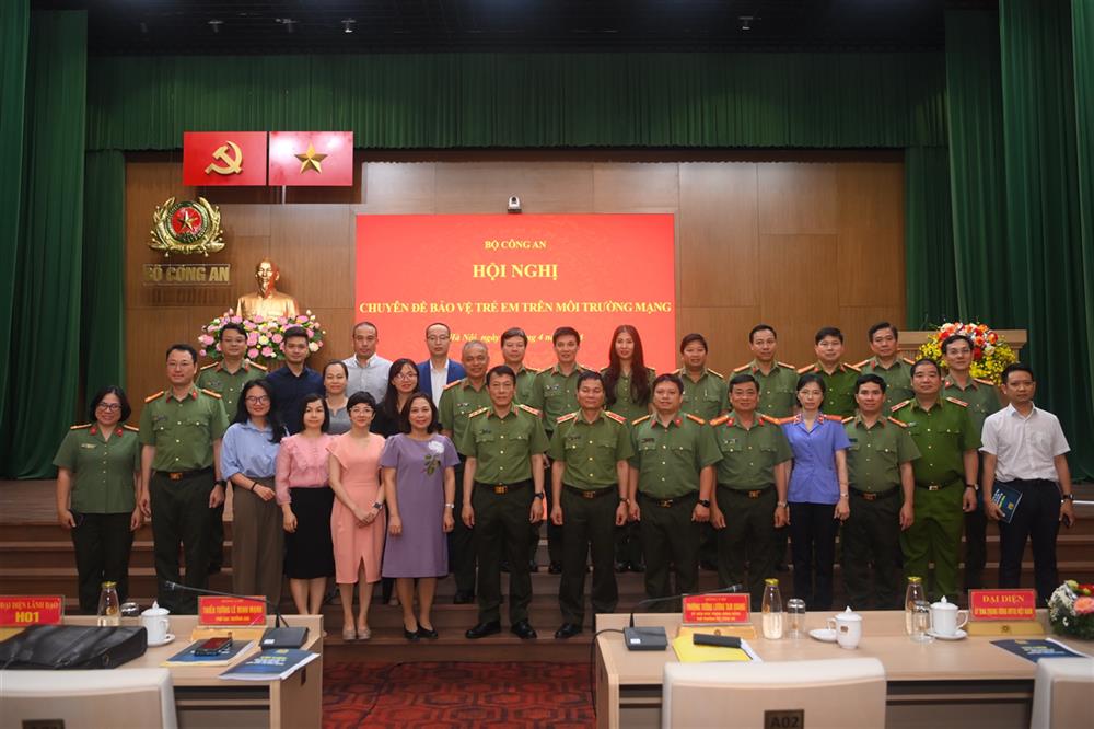 Thứ trưởng Lương Tam Quang với các đại biểu tham dự Hội nghị.