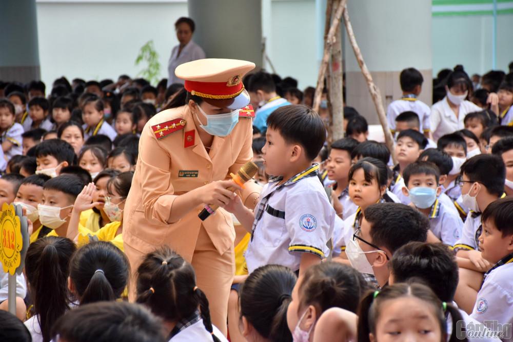 Học sinh tham gia trả lời câu hỏi do cán bộ Phòng Cảnh sát giao thông Công an thành phố Cần Thơ đặt ra.