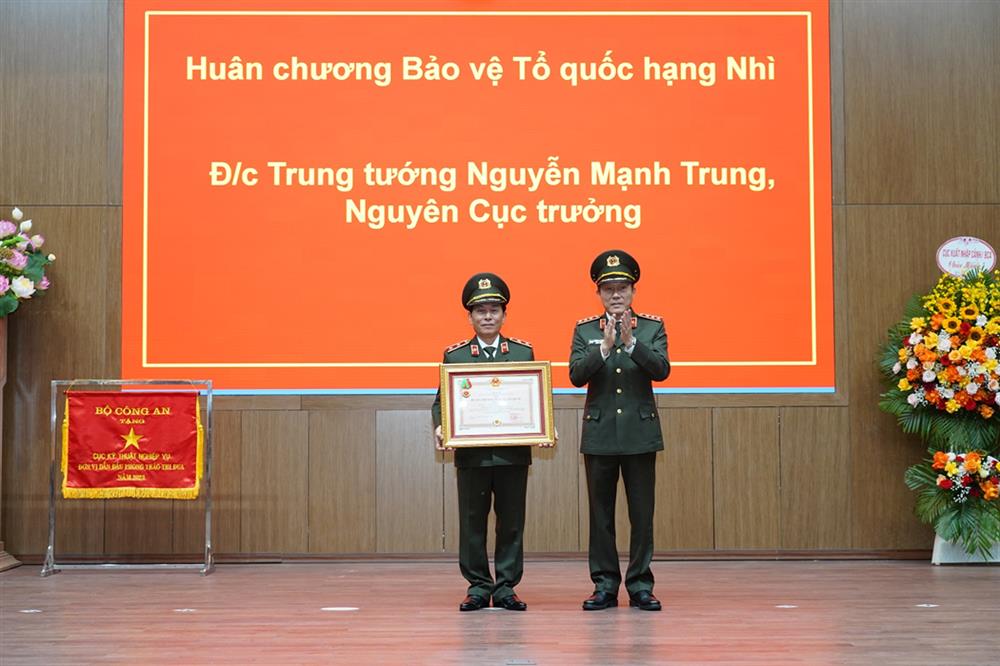 Thừa ủy quyền của Chủ tịch nước, Thứ trưởng Lương Tam Quang trao Huân chương Bảo vệ Tổ quốc hạng Nhì tặng Trung tướng Nguyễn Mạnh Trung, nguyên Cục trưởng Cục Kỹ thuật nghiệp vụ Bộ Công an.