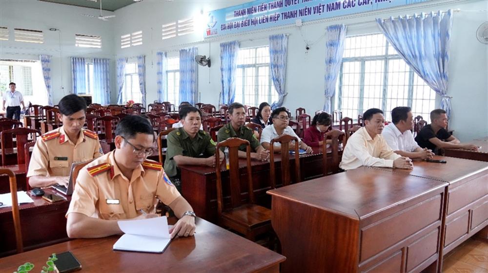 Đại diện Đội Cảnh sát giao thông, Công an thành phố Đồng Xoài và lãnh đạo Đảng ủy, UBND phường Tiến Thành dự buổi xin lỗi công khai.