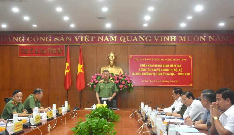 Bộ trưởng Tô Lâm, Trưởng Đoàn kiểm tra, phát biểu chỉ đạo tại buổi kiểm tra.