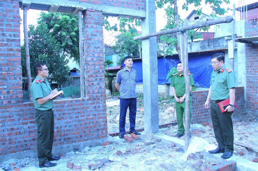 Đại tá Cao Minh Huyền, Giám đốc Công an tỉnh Lào Cai cùng đoàn công tác kiểm tra tiến độ xây dựng trụ sở Công an xã Bảo Nhai, huyện Bắc Hà.