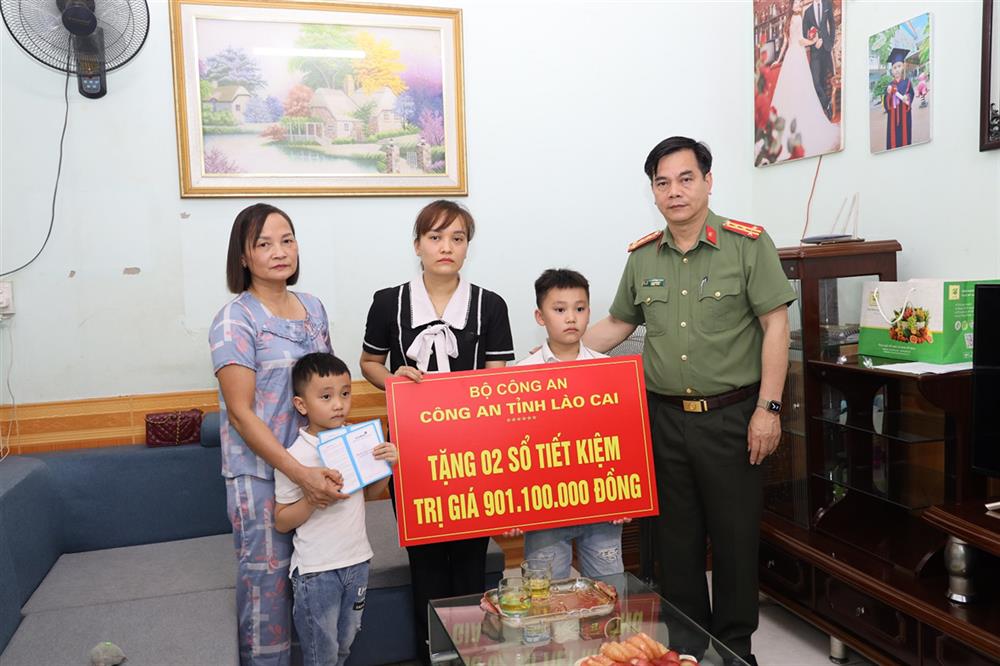 Đại tá Nguyễn Văn Thịnh, Phó giám đốc Công an tỉnh Lào Cai trao 02 sổ tiết kiệm cho gia đình.