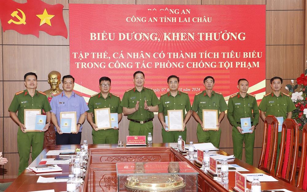 Thừa uỷ quyền, Đại tá Phạm Hải Đăng, Thủ trưởng Cơ quan Cảnh sát điều tra, Phó Giám đốc Công an tỉnh Lai Châu trao thư khen và khen thưởng các đơn vị có thành tích xuất sắc.