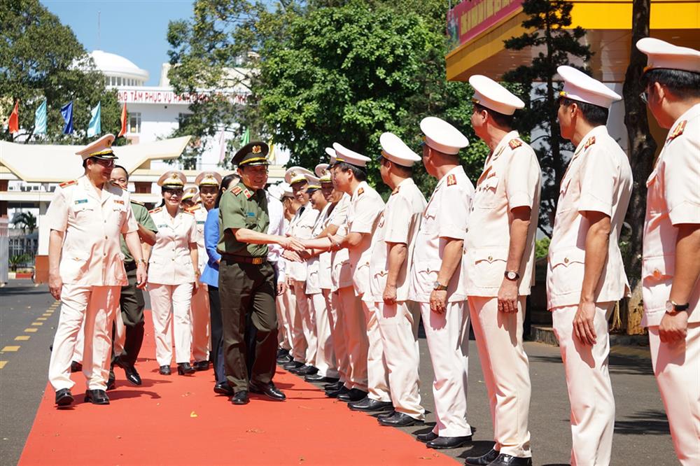 Đại tướng Lương Tam Quang, Bộ trưởng Bộ Công an đến thăm và làm việc tại Công an tỉnh Đắk Lắk.