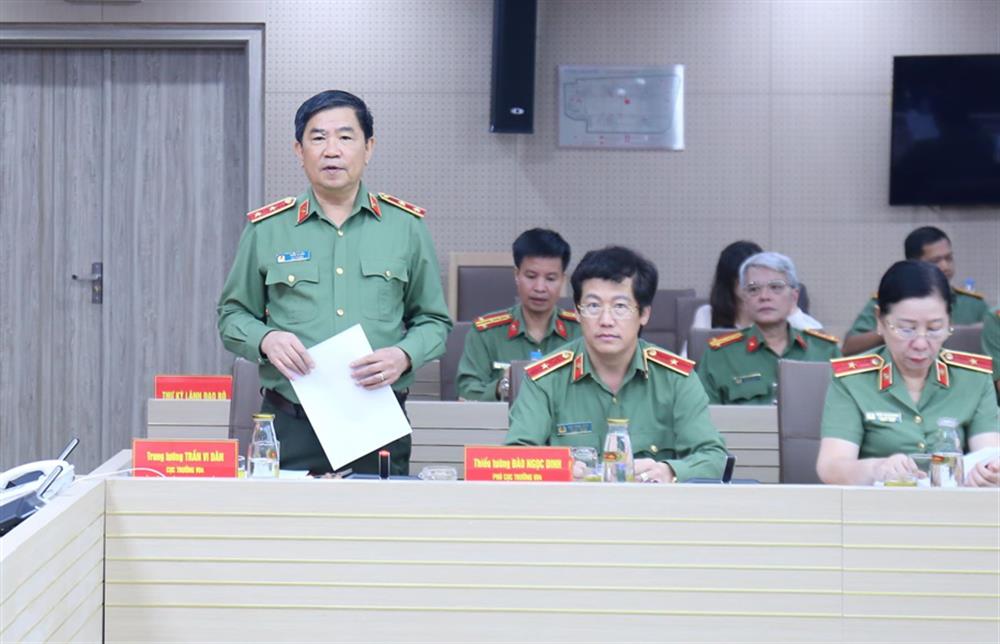 Đồng chí Trung tướng Trần Vi Dân phát biểu khai mạc và điều hành tham luận tại Hội thảo.