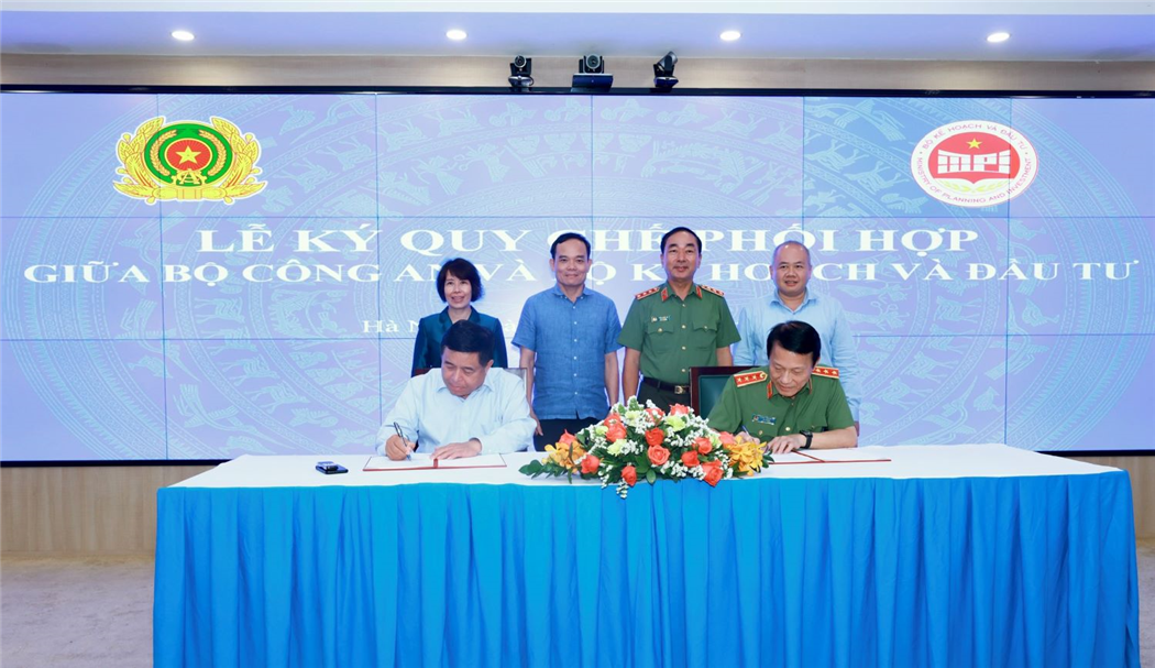 Lương Tam Quang và Bộ trưởng Nguyễn Chí Dũng thực hiện ký kết Quy chế phối hợp.