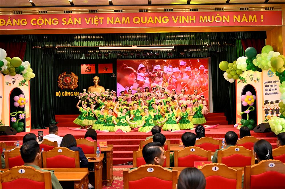 Những màn biểu diễn văn nghệ do các cháu học sinh biểu diễn trong buổi gặp mặt.