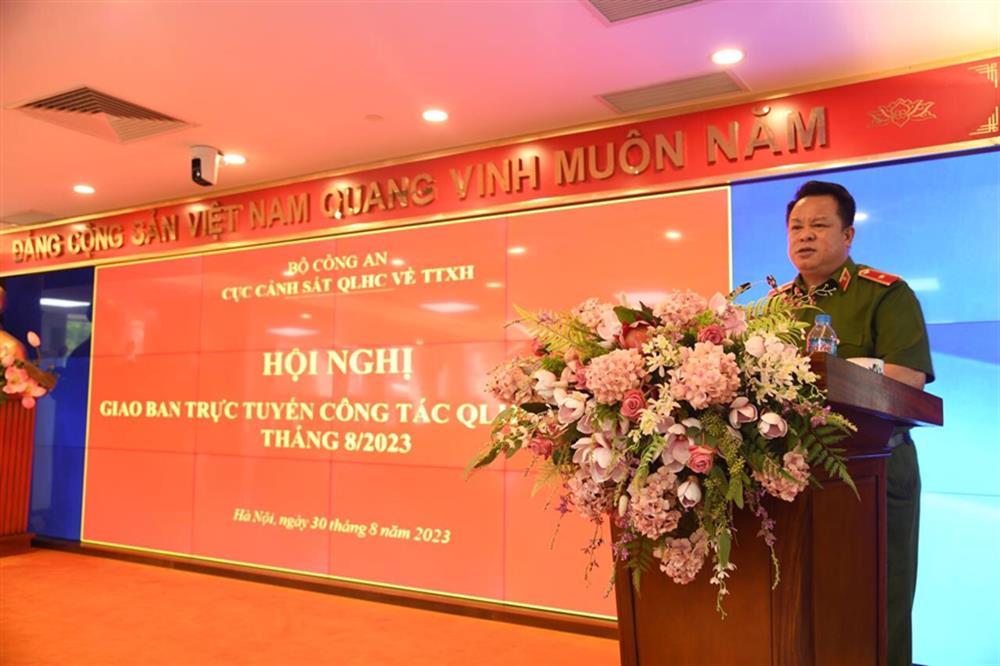 Thiếu tướng Nguyễn Quốc Hùng, Cục trưởng Cục Cảnh sát QLHC về TTXH phát biểu kết luận tại Hội nghị.