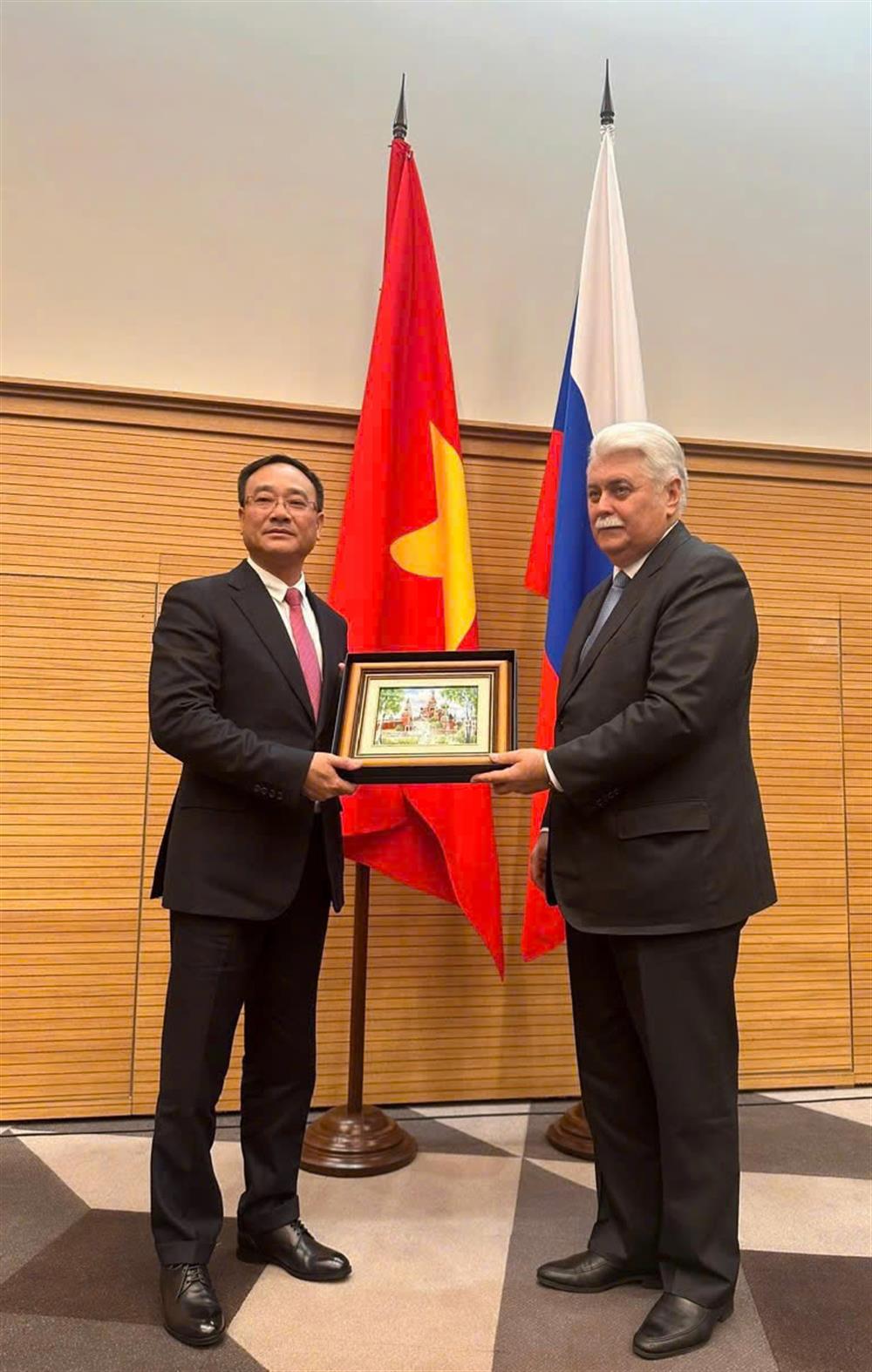 Thứ trưởng Phạm Thế Tùng và Phó Thư ký Hội đồng An ninh Liên bang Nga O.V. Khramov.