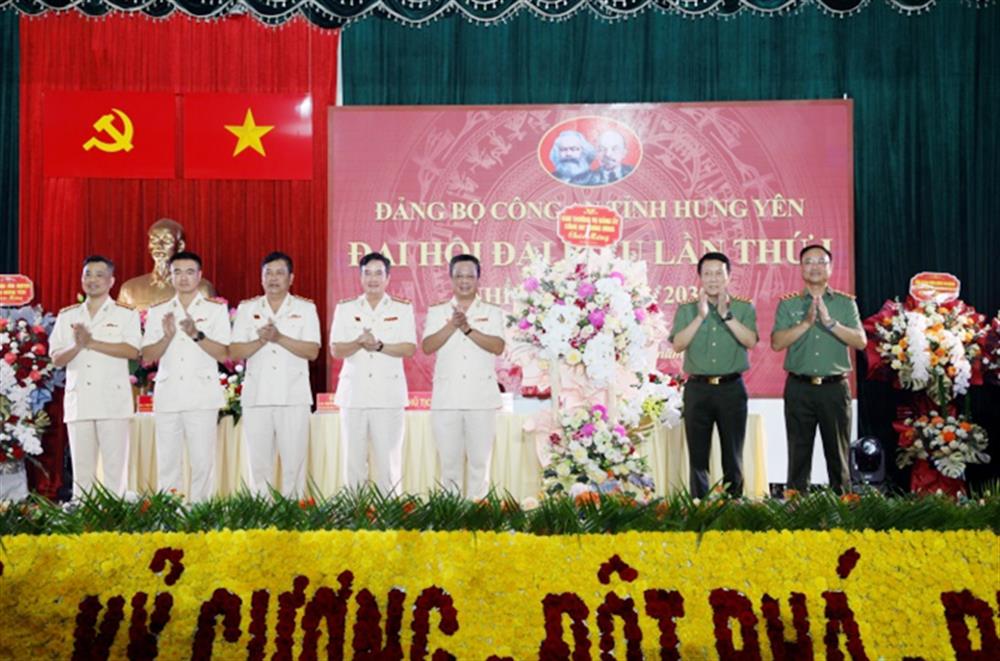 Đồng chí Đại tướng Lương Tam Quang, Uỷ viên Bộ Chính trị, Bí thư Đảng uỷ Công an Trung ương, Bộ trưởng Bộ Công an; đồng chí Thượng tướng Phạm Thế Tùng, Uỷ viên Ban Thường vụ Đảng uỷ Công an Trung ương, Thứ trưởng Bộ Công an tặng hoa chúc mừng Đại hội.