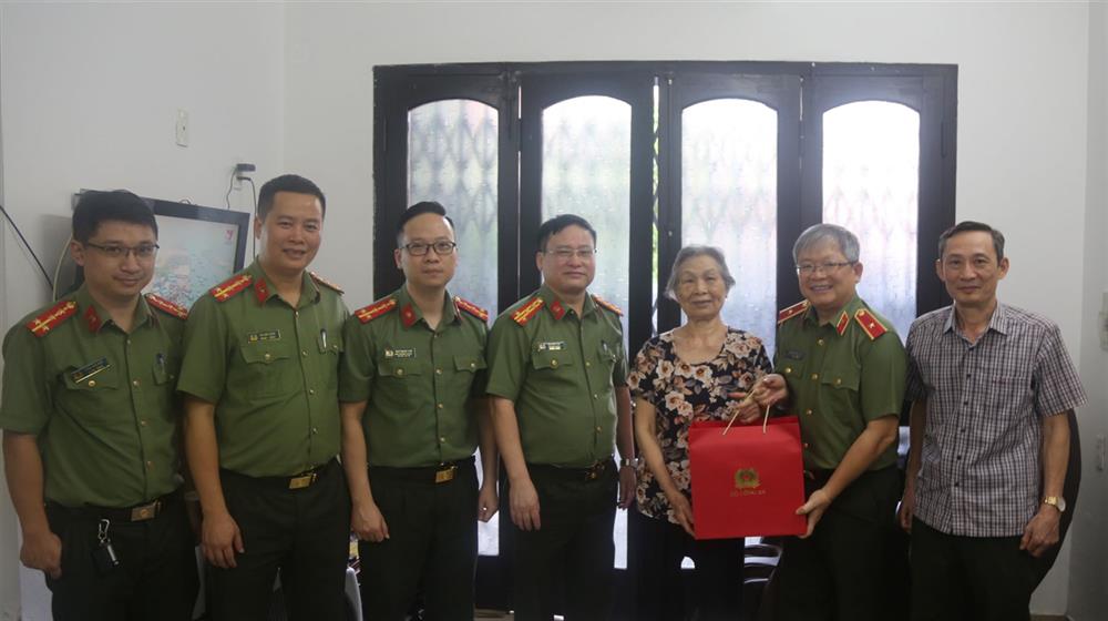 Thiếu tướng Hoàng Anh Tuyên cùng Đoàn thăm hỏi, tặng quà gia đình đồng chí Trần Phú Sơn.