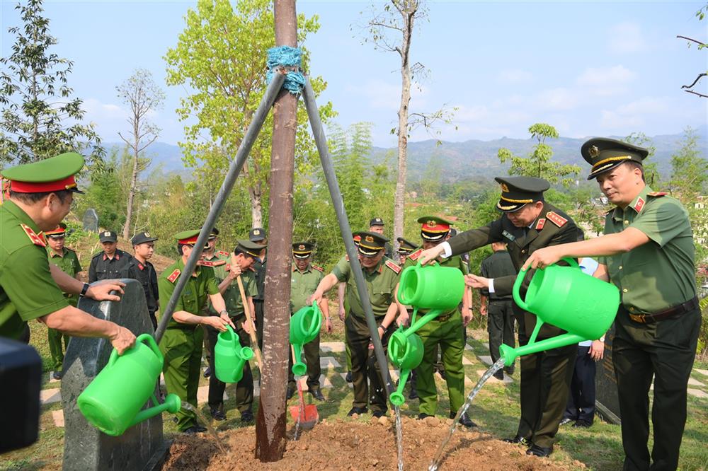 Bộ trưởng Tô Lâm và các đồng chí trong Đoàn công tác đã trồng cây lưu niệm trong khuôn viên Đền thờ liệt sỹ chiến trường Điện Biện Phủ.
