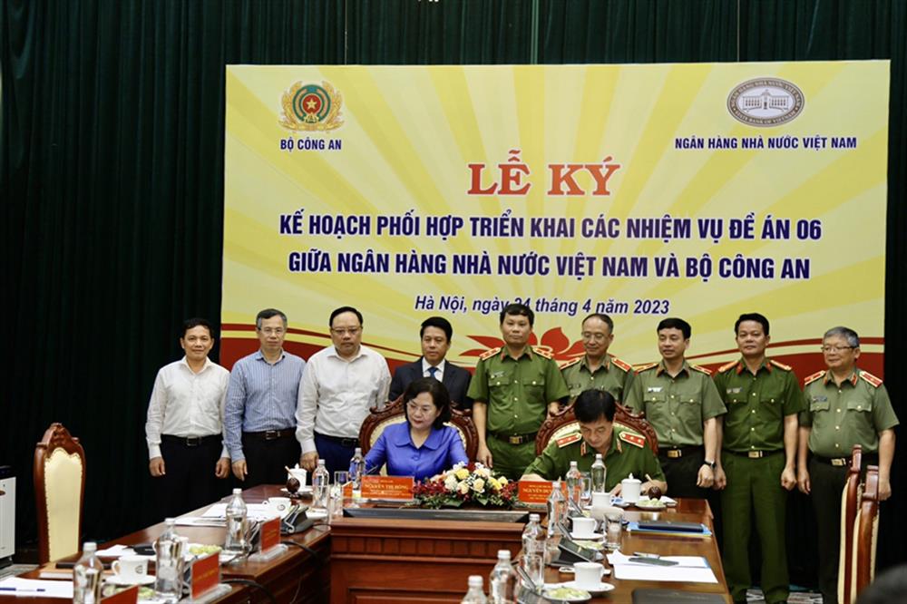 Thứ trưởng Nguyễn Duy Ngọc và Thống đốc Ngân hàng nhà nước Nguyễn Thị Hồng cùng các đại biểu tại Lễ ký kết.