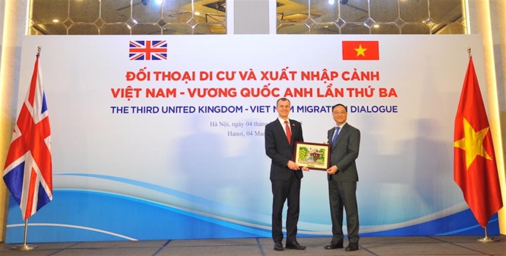 Thứ trưởng Phạm Thế Tùng trao quà lưu niệm tặng ngài Simon Ridley.
