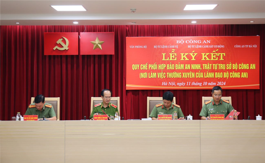 Đại diện lãnh đạo các đơn vị thực hiện ký kết và chụp ảnh lưu niệm.