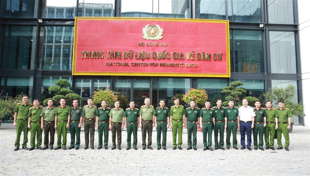 Các đại biểu thăm quan và chụp ảnh tại buổi Lễ ký kết.