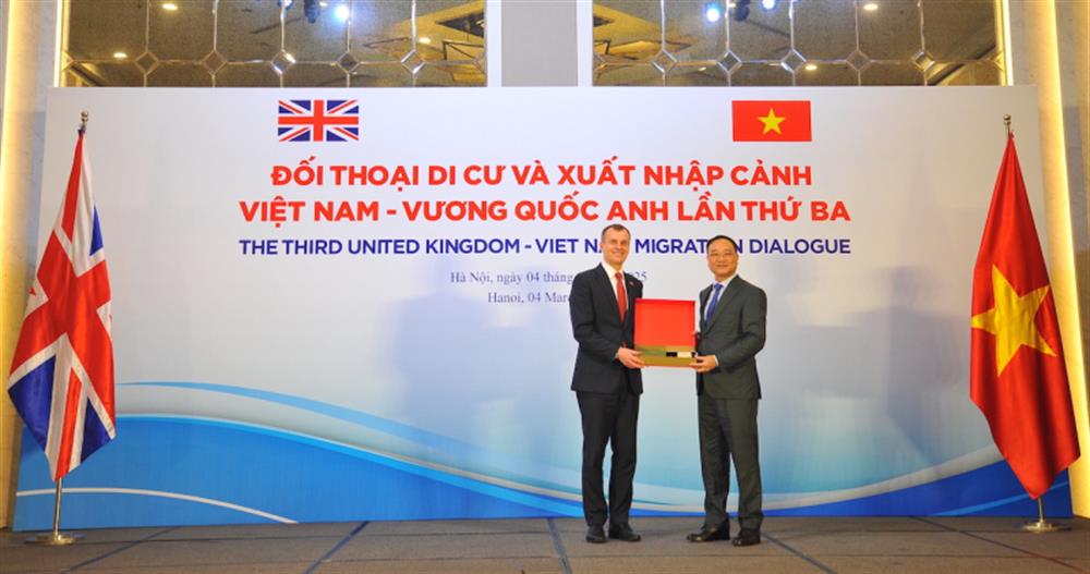 Ngài Simon Ridley trao quà lưu niệm tặng Thứ trưởng Phạm Thế Tùng.
