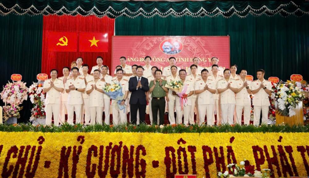 Đồng chí Đại tướng Lương Tam Quang, Uỷ viên Bộ Chính trị, Bí thư Đảng uỷ Công an Trung ương, Bộ trưởng Bộ Công an; đồng chí Nguyễn Hữu Nghĩa, Uỷ viên Ban Chấp hành Trung ương Đảng, Bí thư Tỉnh uỷ Hưng Yên tặng hoa chúc mừng Ban chấp hành Đảng bộ Công an tỉnh, nhiệm kỳ 2025 - 2030.