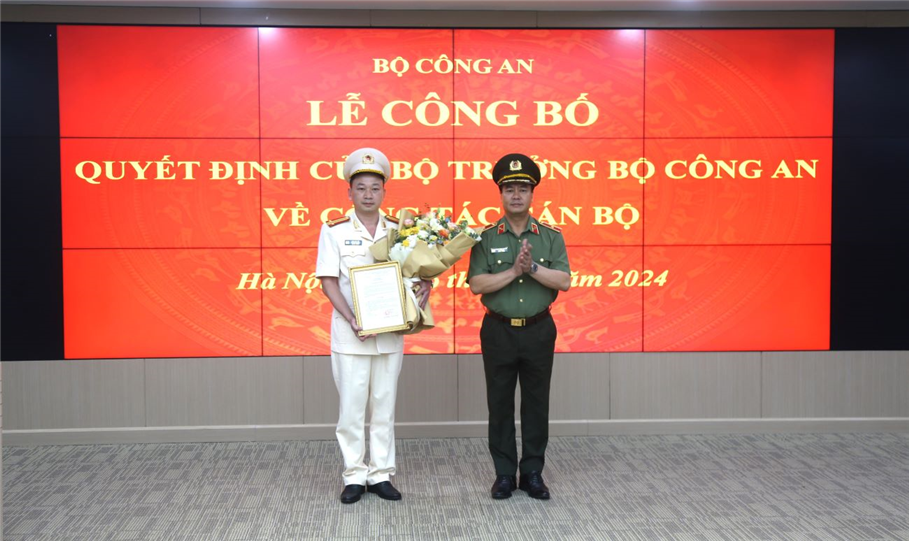 Thiếu tướng Phạm Công Nguyên, Bí thư Đảng ủy, Cục trưởng Cục Pháp chế và cải cách hành chính tư pháp trao Quyết định của Bộ trưởng Bộ Công an về bổ nhiệm đồng chí Trung tá Đào Anh Tới giữ chức vụ Phó Cục trưởng Cục trưởng Cục Pháp chế và cải cách hành chính tư pháp.