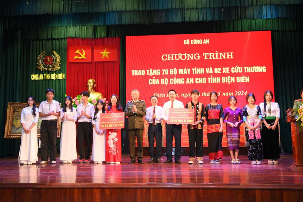Bộ trưởng Tô Lâm trao 70 bộ máy tính tặng Trường Trung học phổ thông Phan Đình Giót và Trường Dân tộc nội trú tỉnh Điện Biên.