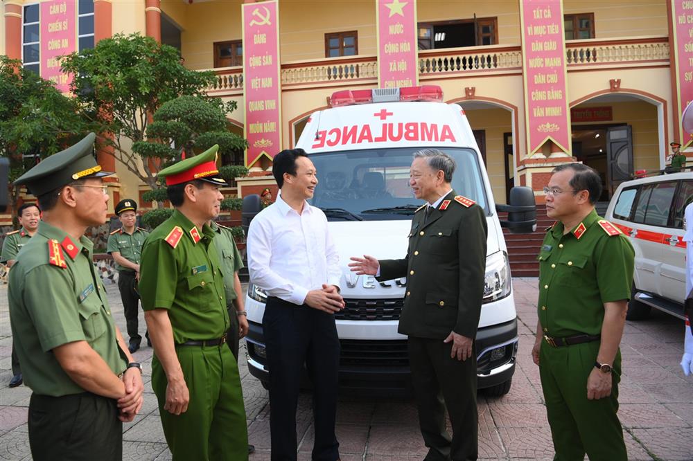 Bộ trưởng Tô Lâm tại lễ trao tặng xe cứu thương cho Bệnh viện 7/5 Công an tỉnh Lai Châu và Trung tâm y tế huyện Nậm Pồ (tỉnh Điện Biên).