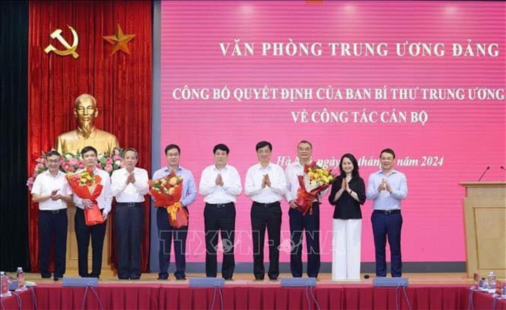 Đồng chí Lương Cường, Ủy viên Bộ Chính trị, Thường trực Ban Bí thư cùng các đồng chí lãnh đạo Văn phòng Trung ương tặng hoa chúc mừng các đồng chí được bổ nhiệm.  