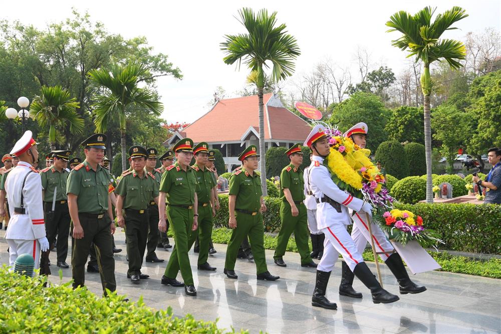 Đoàn công tác của Bộ Công an do Thứ trưởng Nguyễn Văn Long làm Trưởng đoàn vào viếng các anh hùng, liệt sĩ tại Nghĩa trang Liệt sĩ Quốc gia A1.