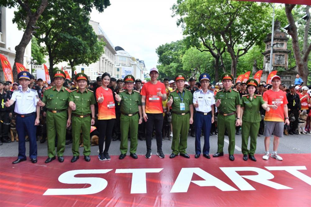 Trung tướng Nguyễn Văn Viện, Hoa hậu Việt Nam 2010 Ngọc Hân, cầu thủ Đoàn Văn Hậu và các đại biểu gửi thông điệp phát triển phong trào tập luyện thể thao, hướng tới lối sống lành mạnh, nói không với ma túy.