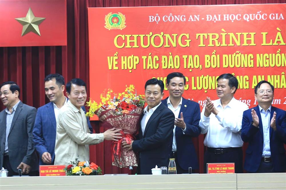 Bộ trưởng Lương Tam Quang tặng hoa chúc mừng GS. TS Lê Quân và các đồng chí lãnh đạo các đơn vị Đại học Quốc gia Hà Nội nhân dịp kỷ niệm 42 năm ngày Nhà giáo Việt Nam.