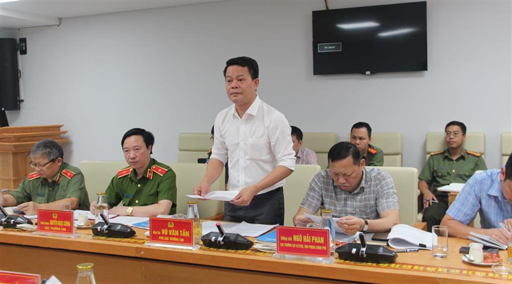Đại tá Vũ Văn Tấn, Phó Cục trưởng Cục Cảnh sát QLHC về TTXH trình bày báo cáo tóm tắt tại cuộc họp.