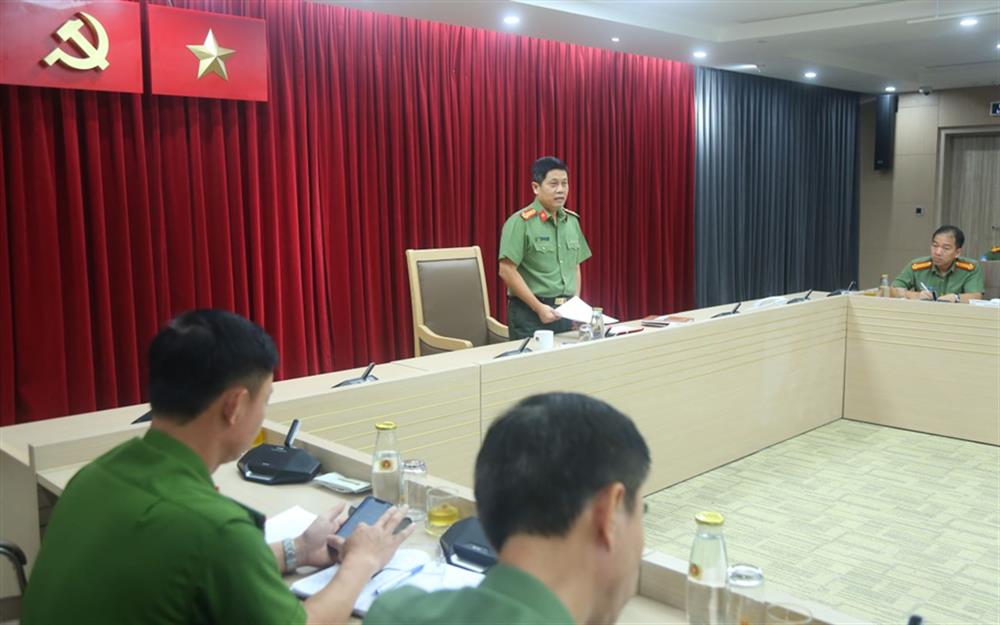 Đại tá Nguyễn Hồng Nguyên, Phó Chánh Văn phòng Bộ Công an, Trưởng Ban Chỉ đạo PCCC cơ sở phát biểu tại cuộc họp.
