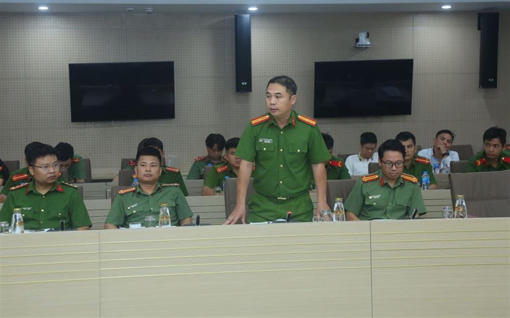 Các đại biểu phát trao đổi kinh nghiệm, các kiến thức, nghiệp vụ về PCCC và cứu nạn, cứu hộ tại cuộc họp.
