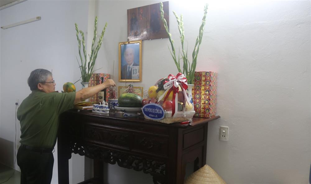 Thiếu tướng Hoàng Anh Tuyên thắp hương, tưởng niệm Cụ Trần Ngân - thương binh tham gia chiến dịch Điện Biên Phủ (đã mất năm 2018).
