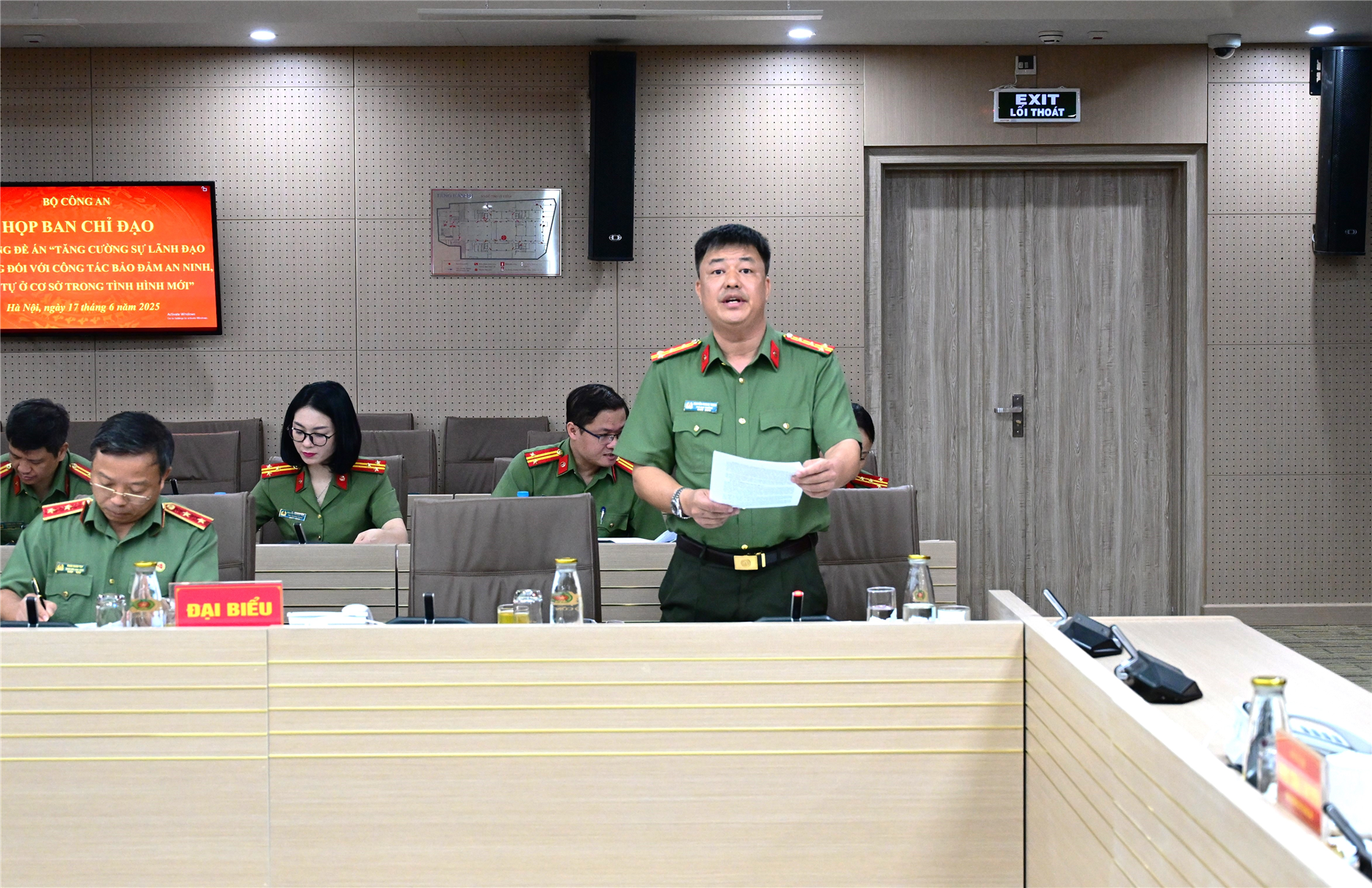 Đại tá Nguyễn Phong Thịnh, Phó Cục trưởng Cục Xây dựng phong trào bảo vệ An ninh Tổ quốc trình bày các nội dung báo cáo tại cuộc họp.