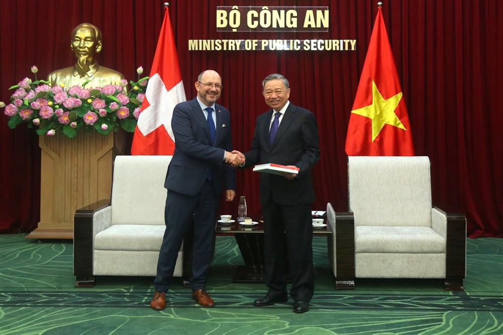 Đại sứ Thomas Gass tặng quà lưu niệm Bộ trưởng Tô Lâm.