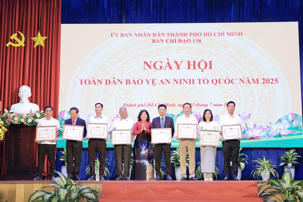 Đồng chí Nguyễn Trường Nhật Phượng, Phó Chủ tịch HĐND TPHCM trao khen thưởng cho các tập thể, cá nhân có thành tích xuất sắc.