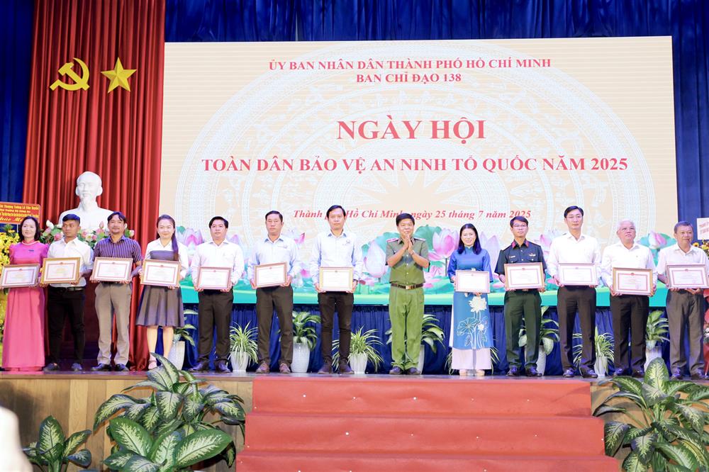 Thiếu tướng Nguyễn Thanh Hưởng, Phó Giám đốc CATP trao khen thưởng cho các tập thể, cá nhân có thành tích xuất sắc.