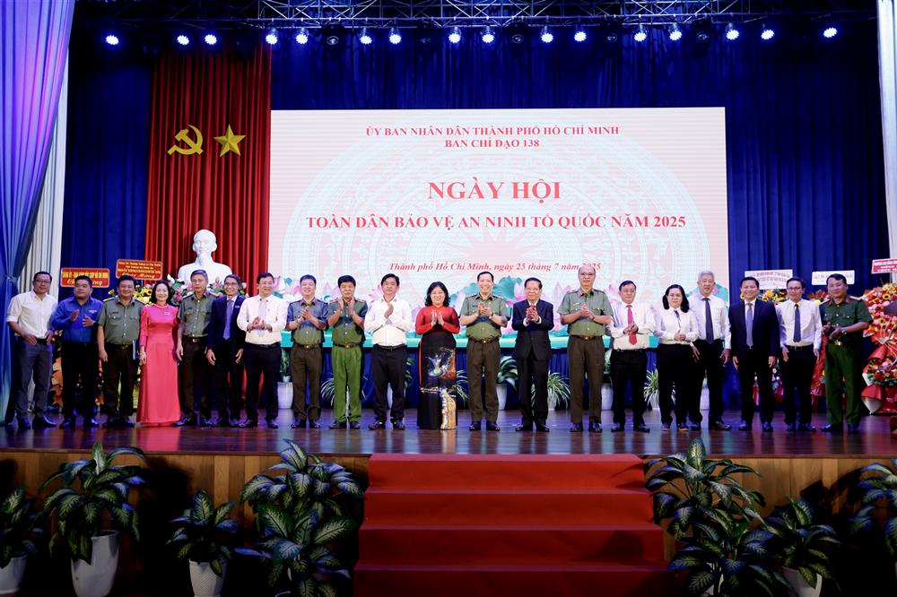 Các đồng chí lãnh đạo, đại biểu chụp hình lưu niệm tại Ngày hội.