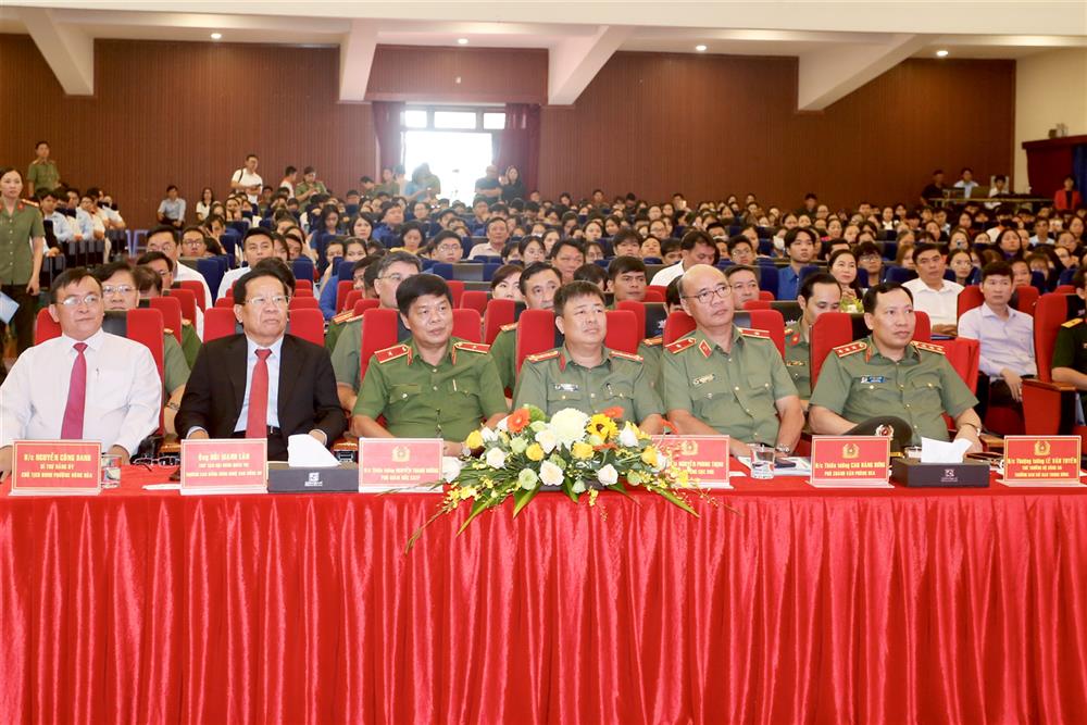 Các đồng chí lãnh đạo, đại biểu tham dự Ngày hội.