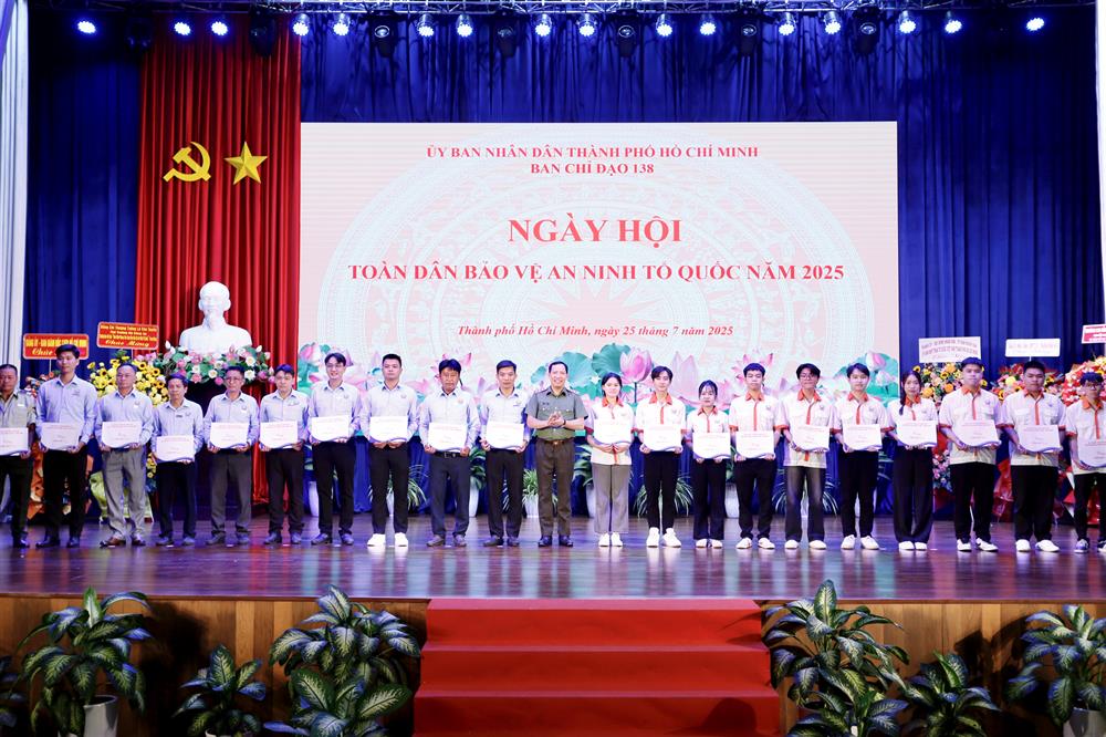 Thượng tướng Lê Văn Tuyến, Thứ trưởng Bộ Công an trao khen thưởng cho các tập thể, cá nhân có thành tích xuất sắc.