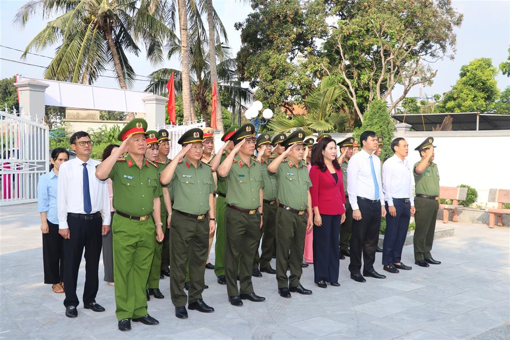 Các đại biểu thắp hương tại Di tích nhà bia lưu niệm nơi thành lập Chi bộ Đảng đầu tiên ở Mạo Khê.