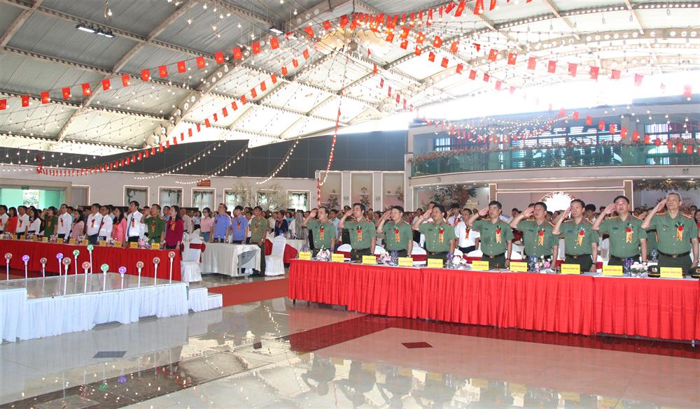 Trung tướng Đặng Hồng Đức, Thứ trưởng Bộ Công an cùng các đại tham dự Ngày hội Toàn dân bảo vệ an ninh Tổ quốc thực hiện nghi thức chào cờ.