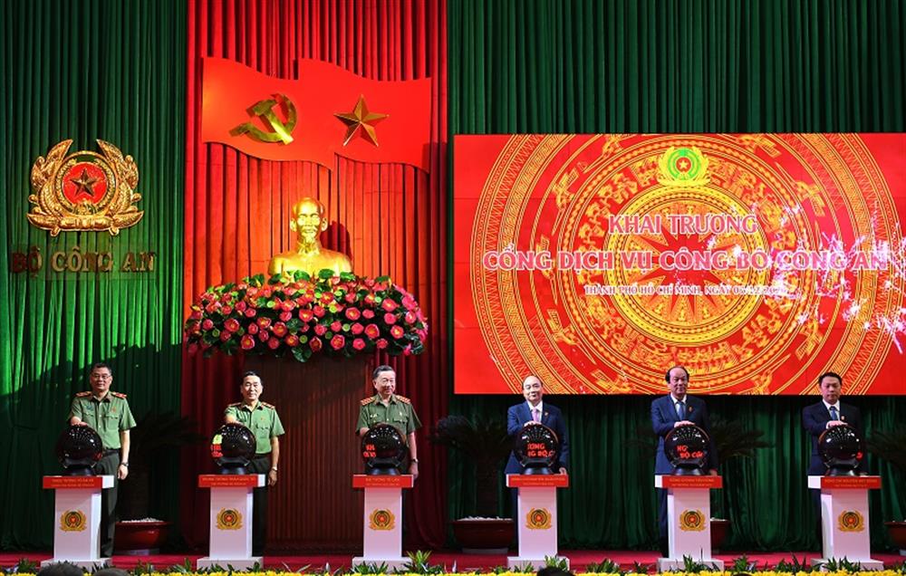 Các đại biểu ấn nút khai trương Cổng dịch vụ công Bộ Công an ngày 07/12/2020.