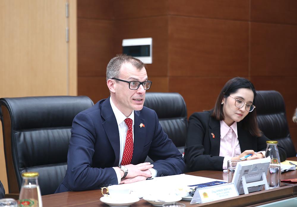 Ngài Simon Ridley phát bểu tại buổi tiếp.