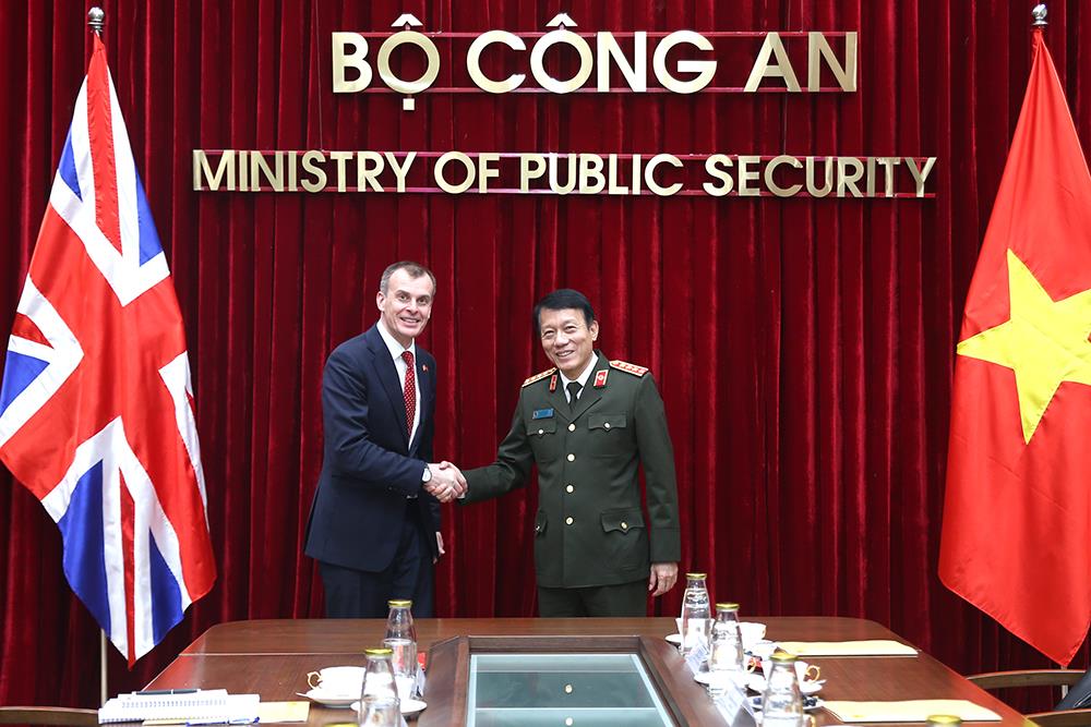 Bộ trưởng Lương Tam Quang và ngài Simon Ridley.