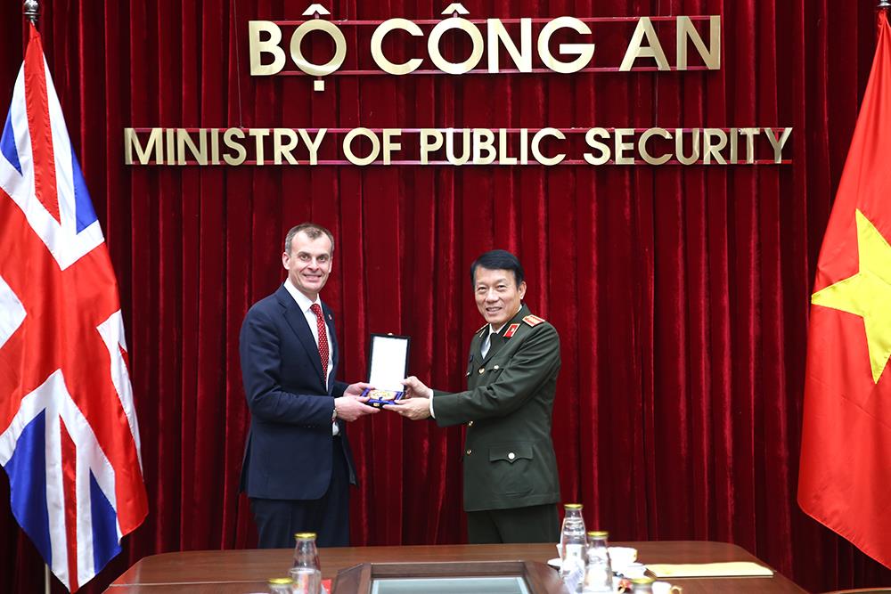 Bộ trưởng Lương Tam Quang tặng quà lưu niệm ngài Simon Ridley.