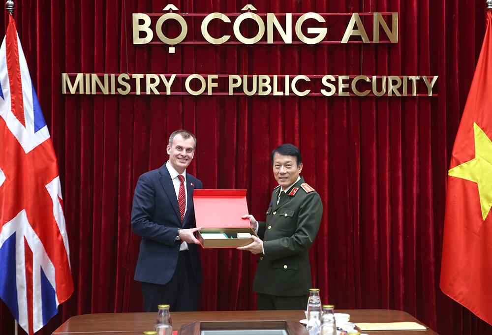 Ngài Simon Ridley trao quà lưu niệm của Nghị viện Vương quốc Anh tặng Bộ trưởng Lương Tam Quang.