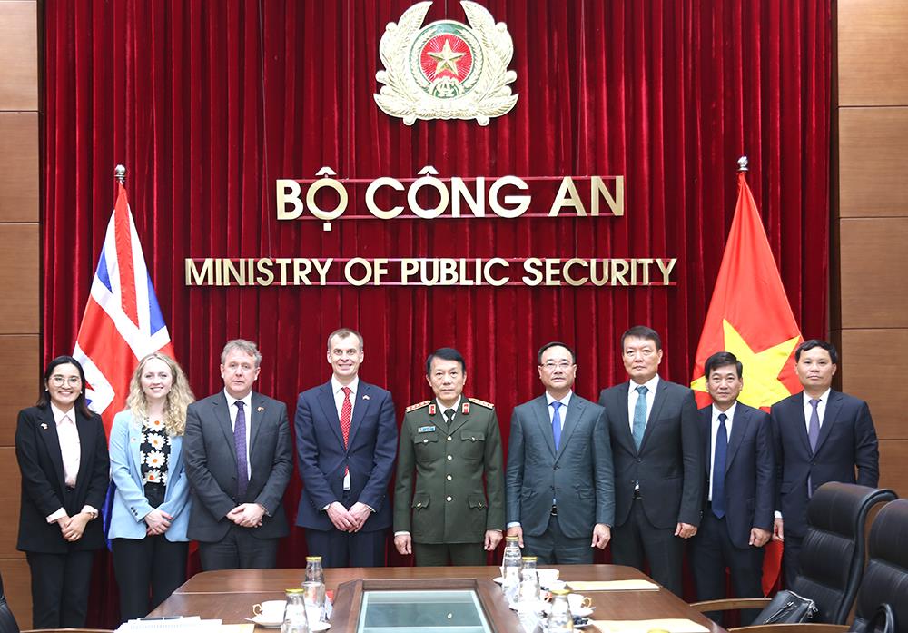 Bộ trưởng Lương Tam Quang và ngài Simon Ridle cùng các đại biểu.