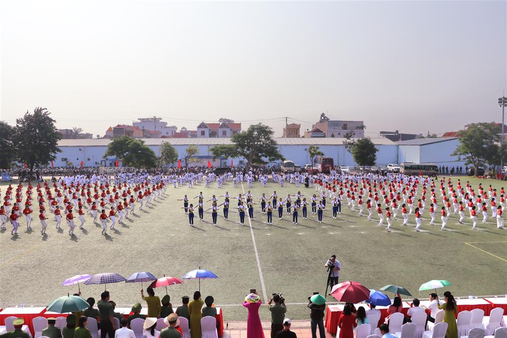 Cán bộ, nhân dân các khu trên địa bàn Mạo Khê đồng diễn chào mừng Ngày hội toàn dân bảo vệ ANTQ.